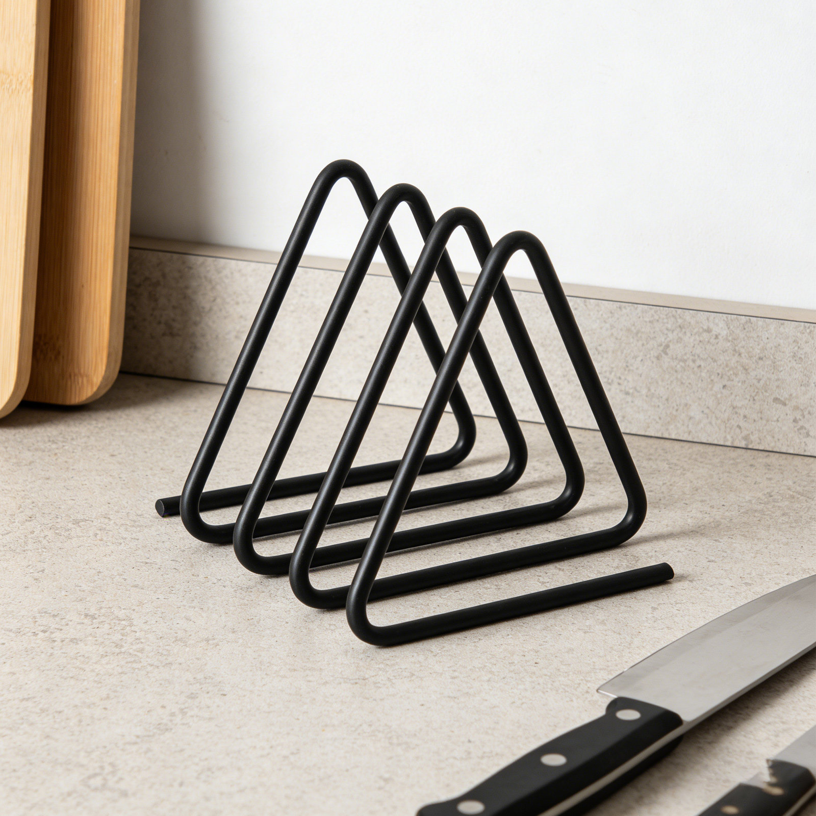 Kitchen Baking Sheet Organizer - Dreieckiger Schneidebretthalter aus schwarzem Metall, rutschfester